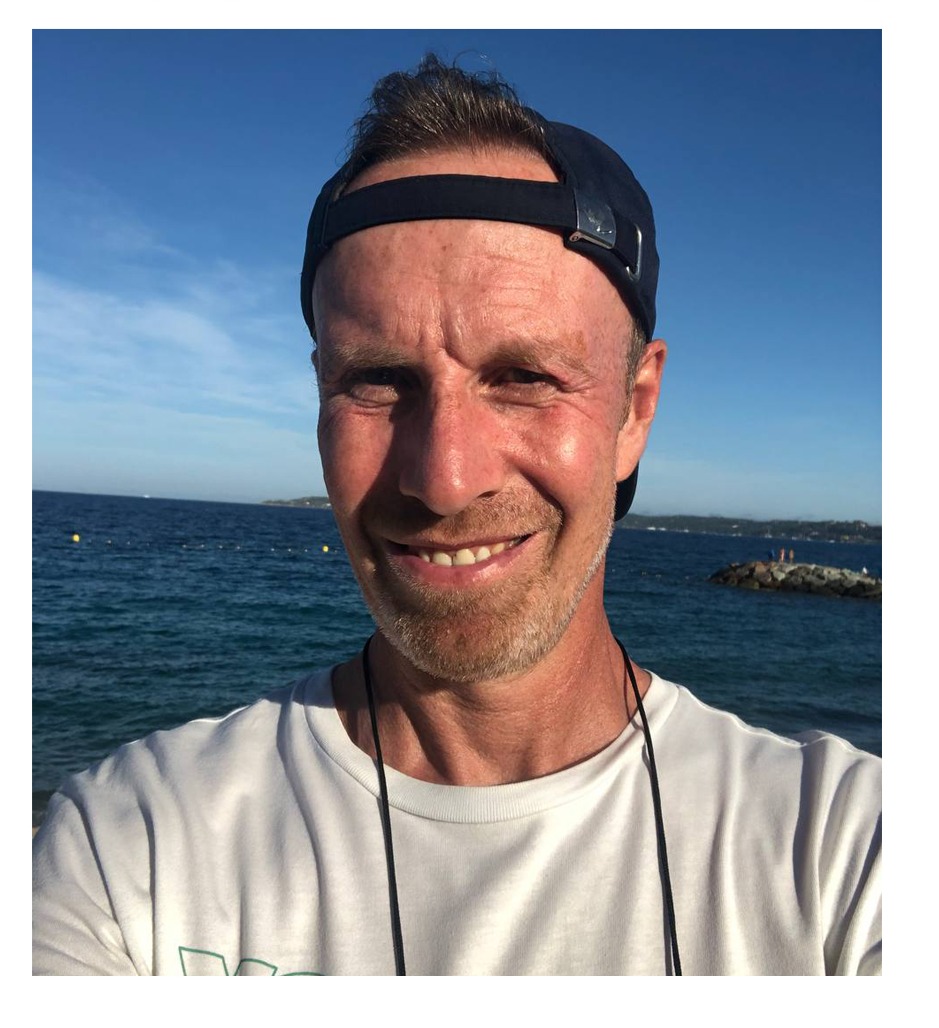 Matthias, Gründer der Akademie für Selbstbestimmung, am Meer